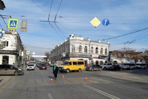 В Астрахани водитель доставила в больницу женщину, сбитую на пешеходном переходе