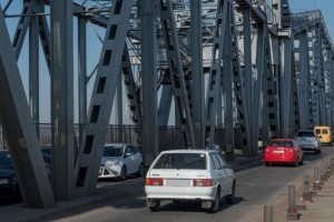 В среду в Астрахани на два часа частично ограничат движение по Старому мосту