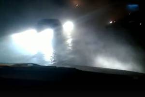 В Астрахани затопило улицу из-за прорвавшейся трубы с горячей водой