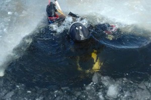 В Астраханской области полиция выясняет обстоятельства гибели 2 человек, утонувших в двигавшемся по реке внедорожнике