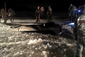 У «Астрахань 24» появилось видео с места, где под лёд ушла иномарка с людьми
