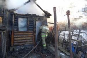 Астраханские пожарные ликвидировали возгорания в хозпостройке и бане