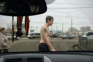 В Астрахани по улице разгуливает полуобнажённый мужчина