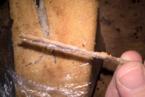 Астраханцы нашли в хлебе палку, клок волос и проволоку