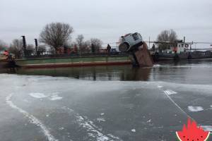 ЧП на паромной переправе под Астраханью: многотонный грузовик оказался в воде
