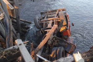В Астраханской области 10-тонный КамАЗ свалился с парома
