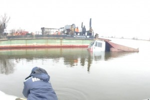 В Астраханской области спасатели вытащили из воды упавший с парома КамАЗ