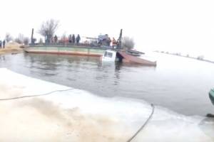 Упавший с парома многотонный грузовик вытащили из воды под Астраханью: в Сети появилось видео
