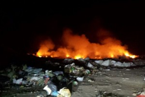 В Астраханской области ночью горела груда мусора и 90 кв метров камыша