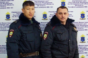 В Астрахани полицейские задержали подростков, избивших прохожего и похитивших у него дорогой гаджет