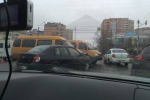 Авария с маршруткой спровоцировала затор на одной из самых оживленных улиц Астрахани