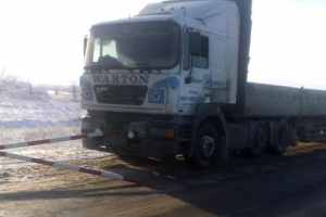 В Астраханской области инспекторы ДПС оказали помощь дальнобойщику