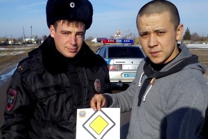 В Астраханской области водителям и пешеходам напомнили о правилах поведения на скользкой дороге