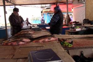 На астраханском рынке полицейские прикрыли несколько торговых точек с рыбой