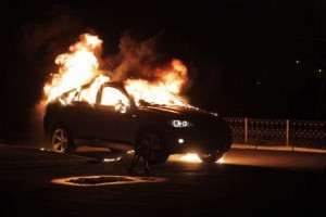 В Астрахани двое местных жителей из ненависти спалили BMW X5 знакомого