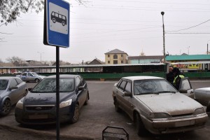 В Астрахани автомобили заполонили общественные остановки