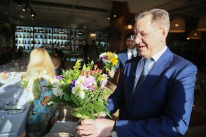 Александр Жилкин поздравил астраханок с наступающим праздником