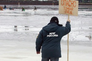 В Трусовском районе Астрахани сняли со льдины дрейфующих школьников