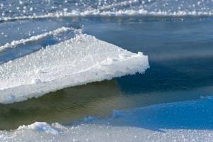 В Астрахани двоих детей унесло на льдине