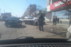 Астраханцы опубликовали в Сети фото аварии с автомобилем на двух колёсах