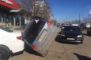 В Астрахани водитель иномарки в результате аварии оказался в неудобном положении
