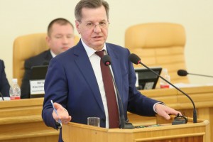 Астраханский губернатор больше часа отвечал на вопросы депутатов регионального парламента