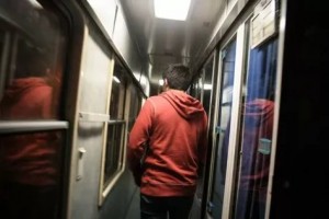 Астраханские пограничники сняли с поезда отчаянного иностранца