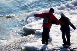 В Астрахани со льдины сняли двоих детей