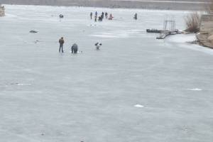 В Астрахани на Волге школьников унесло на льдине