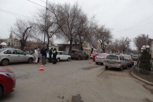 В Астрахани подросток получил перелом плеча, перебегая дорогу в неположенном месте