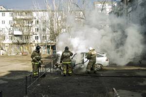 В Астрахани среди дня вспыхнул автомобиль