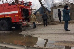 В центре Астрахани сгорел жилой дом с сараем