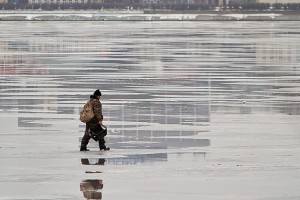 В Астраханской области местные жители спасли из-подо льда двух рыбаков