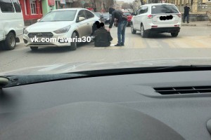 В центре Астрахани пешеход попал под колёса иномарки, но отказался от помощи медиков