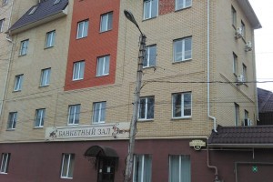 В центре Астрахани сверху падают кирпичи