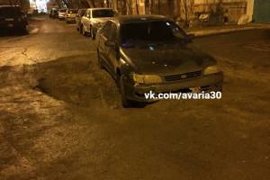 В Астрахани автомобиль провалился в яму