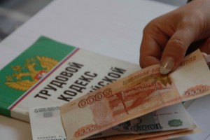 В Астрахани гендиректор «Ромстроя» не платил своей сотруднице зарплату более полугода