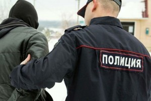 В Астрахани сильно пьяный мужчина на глазах у прохожих оскорбил полицейского