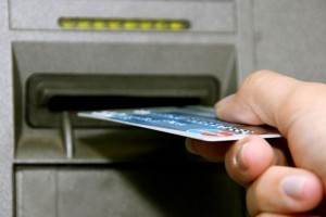 Астраханец с помощью чужой банковской карты оставил жительницу Краснодара без 5 тысяч