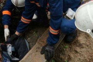 Астраханец упал в яму в гараже: пришлось вызывать спасателей