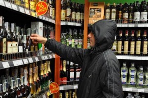 В Астрахани ранее судимый мужчина попался на хищении коньяка и водки из супермаркета