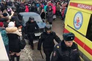 После массового отравления детей жители Волоколамска разбушевались на стихийном митинге