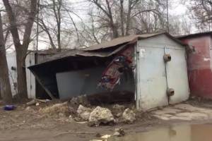 Астраханцы в соцсетях поделились фото несчастливого гаража