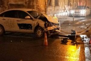 Ночью в Астрахани произошло жесткое ДТП с участием такси