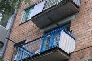 В Астрахани мужчина случайно упал с балкона