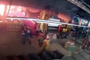 Все стало &#171;черным&#187; за секунду: первые мгновенья пожара в Кемерово попали на видео