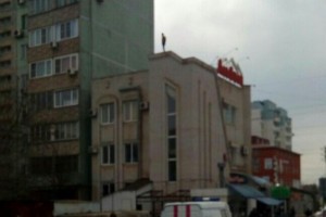 Спасатели пытаются снять с крыши гостиницы «Альбион» мужчину, который хочет спрыгнуть