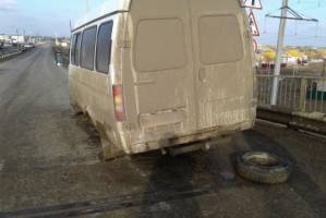 Под Астраханью у маршрутки оторвалось колесо, которое травмировало дорожного рабочего