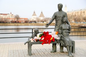 В память о погибших в Кемерово астраханцы несут цветы к скульптурной композиции «Семья»