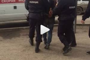 Астраханца, угрожавщего спрыгнуть с крыши гостиницы, задержали полицейские